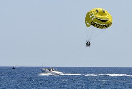 Star des plages l'été, un tour en parachute ascentionnel laissera un bon souvenir aux mariés