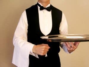 Réaliser le défi de serveur / serveuse pour fêter la fin de célibat, un gage classique !